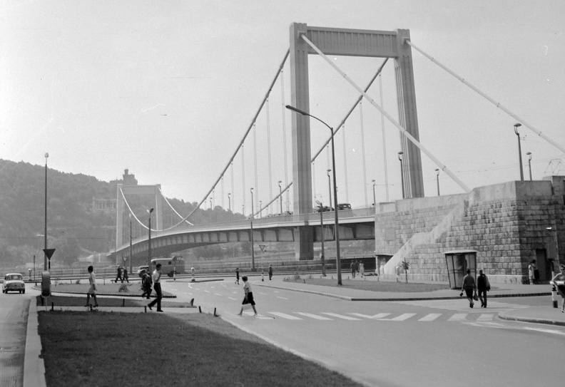 Erzsébet híd pesti hídfője.