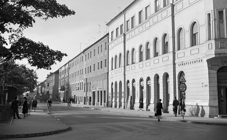 Bartók tér, jobbra a Tábor utca sarka.