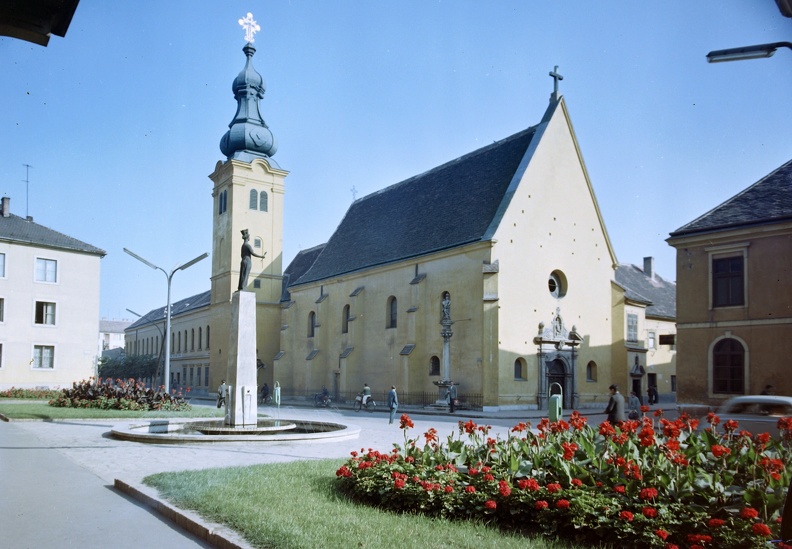 Szent Erzsébet tér, Szent Erzsébet Ferences Plébánia, Savaria-kút (Marton László 1955).