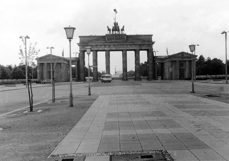 Kelet-Berlin, a Brandenburgi kapu az Unter den Linden felől nézve.