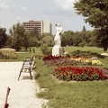 Helikon park, Kocsis András szobra (1962), háttérben a Helikon szálló.