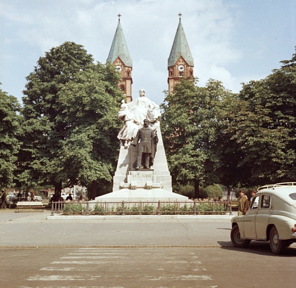 Kossuth tér, Kossuth szobor és a római katolikus székesegyház