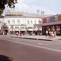Kossuth tér, baloldalt a Megyei Bíróság a Bocskai utcában, az áruház előtt a Luther (Felszabadulás) utca van.
