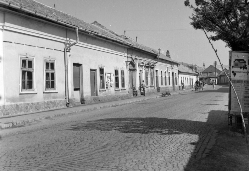 Kossuth Lajos utca a HÉV felől a központ felé nézve. Ezt a házsort a Holdas udvarig lebontották, itt áll ma a posta.