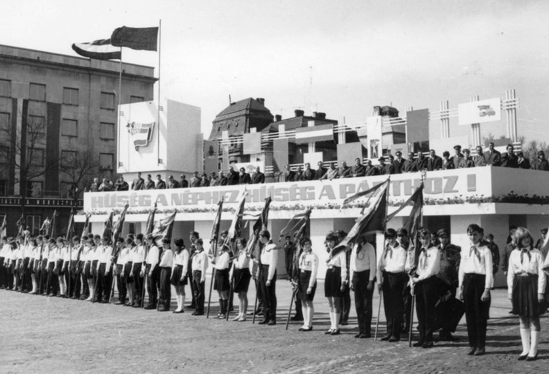 Ötvenhatosok tere (Felvonulási tér) a Délibáb utca torkolata felé nézve. A KISZ fogalomtételi ünnepsége 1968. április 4-én.