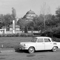 Szabadság tér, világháborús emlékmű, háttérben a Podmaniczky kastély. Skoda 1000 MB személygépkocsi.