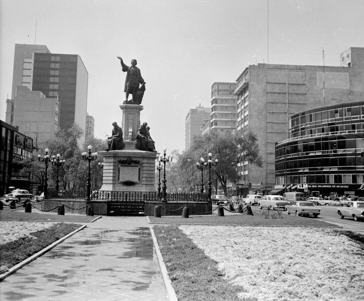 Paseo de la Reforma, szemben a Kolumbusz-emlékmű.