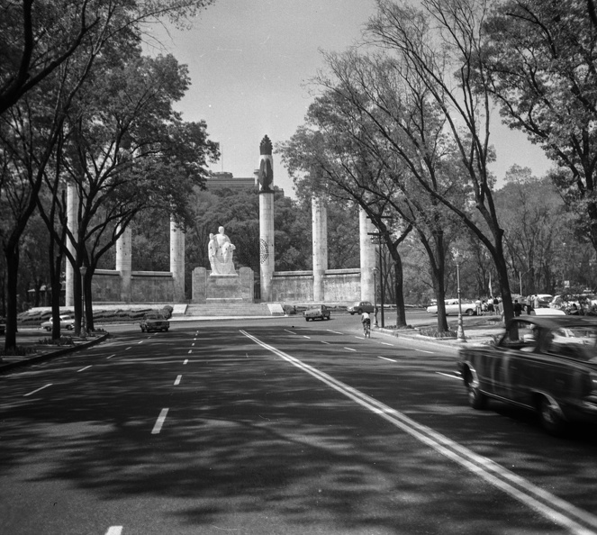 Avenida Juventud Heroica a Chapultepec park felé nézve. Szemben a Niños Héroes emlékmű.