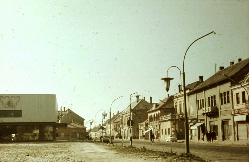 Kossuth Lajos utca, jobbra a házsor helyén ma a "Lordok Háza" áll.