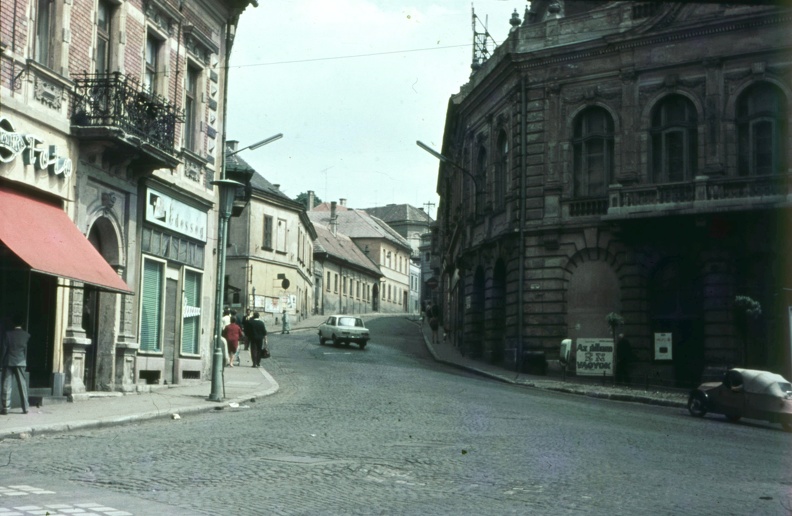 Brusznyai Árpád utca (Bajcsy-Zsilinszky út) a Szabadság térről nézve.