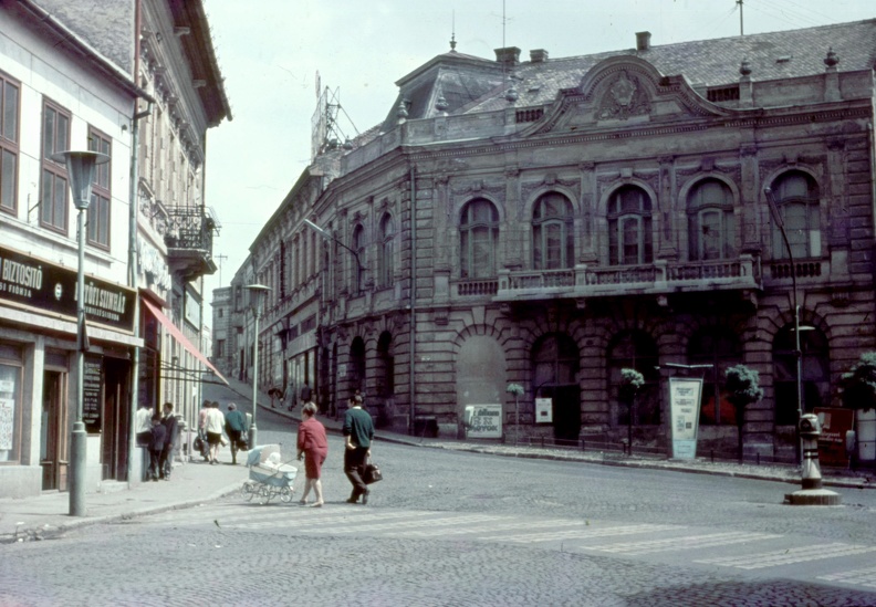 Szabadság tér, balra a Brusznyai Árpád utca (Bajcsy-Zsilinszky) út. Szemben az egykori Tiszti Klub, ekkor Elite-kávéház.