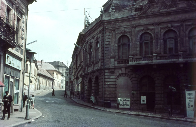 Brusznyai Árpád utca (Bajcsy-Zsilinszky út) a Szabadság térről nézve.