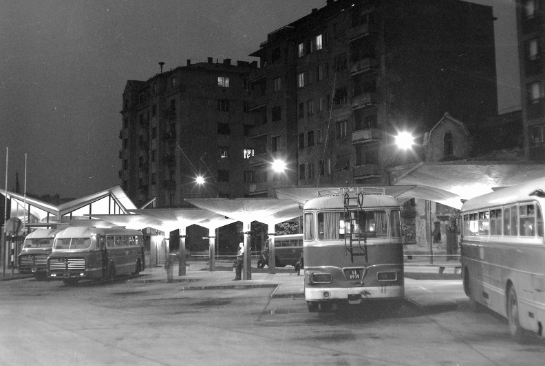 Kosztolányi Dezső téri autóbusz-pályaudvar a Bukarest utcában.