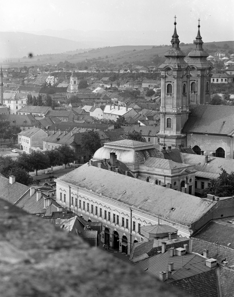 kilátás a Liceum teraszáról, előtérben a Dobó István tér, a Városi Tanács (Önkormányzat) és a Minorita templom.
