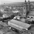 kilátás a Liceum teraszáról, előtérben a Dobó István tér, a Városi Tanács (Önkormányzat) és a Minorita templom.