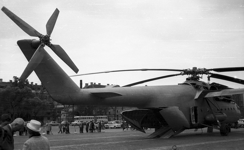 Dózsa György út, Felvonulási tér, Mi-6 típusú szovjet helikopter.