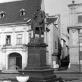 Bécsi kapu (Köztársaság) tér, Kisfaludy Károly szobra (Mátrai Lajos György, 1892.). Háttérben a Szabadsajtó utca torkolatánál az Altabak-ház és az Ott-ház.
