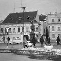 Bécsi kapu (Köztársaság) tér, Kisfaludy Károly szobra (Mátrai Lajos György, 1892.). Háttérben a Szabadsajtó utca torkolatánál az Altabak-ház és az Ott-ház.