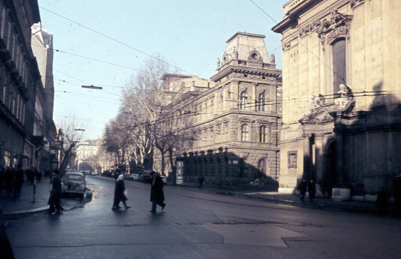 Nagymező utca a Király (Majakovszkij) utcától nézve. Jobbra a terézvárosi plébániatemplom és a Bartók Béla Konzervatórium.
