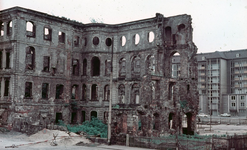 a Taschenberg-palota romjai a Zwinger felől nézve.