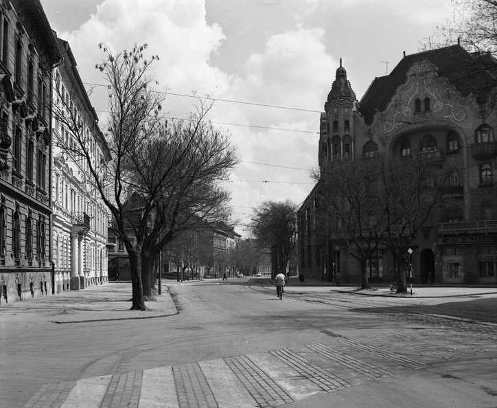 Tisza Lajos (Lenin) körút, jobbra az Arany János utca torkolatánál a Gróf-palota.