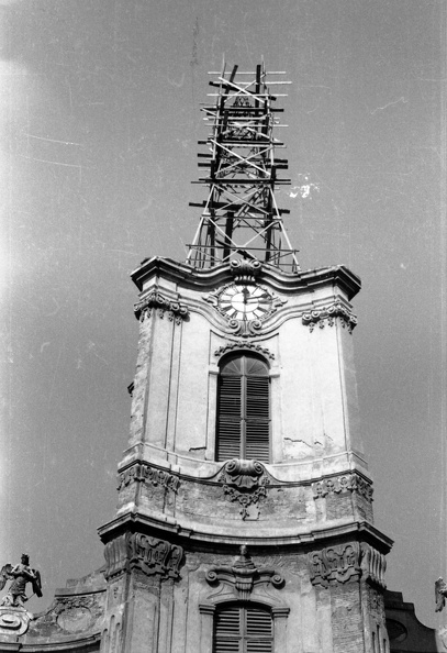 a Nagyboldogasszony templom tornya az 1956-os sérülések helyreállítása idején.