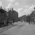 Tisza Lajos körút (Lenin körút), szemben a MÁV székház, balra az Anna fürdő épülete.