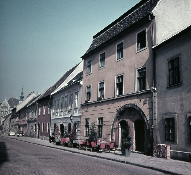Fortuna utca, a Fortuna köztől a Bécsi kapu tér felé.