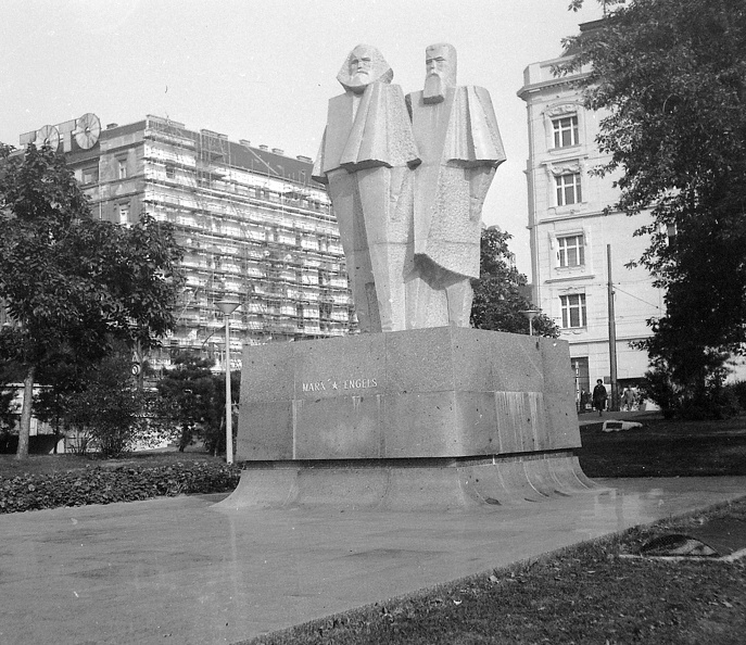 Jászai Mari tér, Marx és Engels szobra.