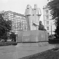Jászai Mari tér, Marx és Engels szobra.