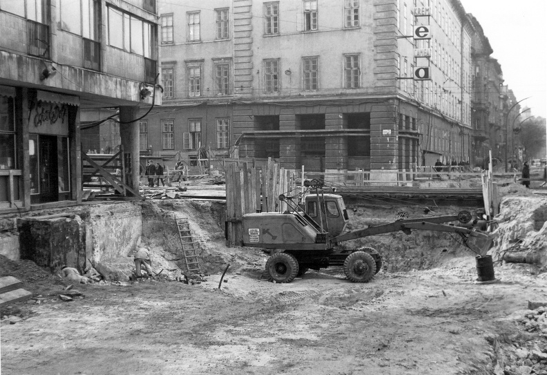 Ferenc körút - Üllői út sarok, aluljáró építése. Szemben az egykori Kilián laktanya épülete.
