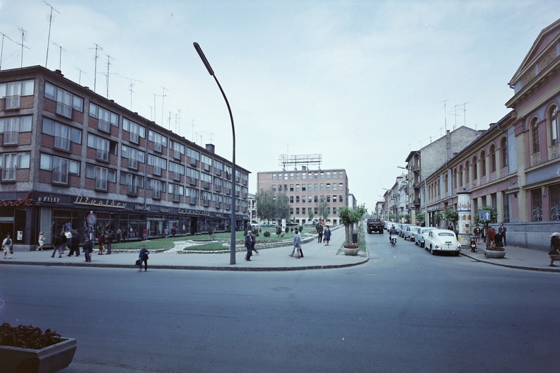 Kossuth Lajos utca a Fő utcáról nézve, előtérben a(z egykori) Latinka Sándor tér.