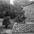 Somssich Pál u. 8., Mészáros Mihály Beszédindítás c. szobra (1960) az óvoda bejáratánál.