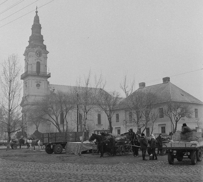 Petőfi tér, Sarlós Boldogasszony templom, mellette a plébániahivatal.