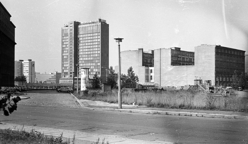 Kelet-Berlin, Axel-Springer Strasse a Berlini Fal felé nézve, szemben Nyugat-Berlin.