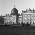 a Sanssouci-kastély parkja, szemben a Neues Palais. Jobbszélen egy Ikarus 630 típusú autóbusz áll.