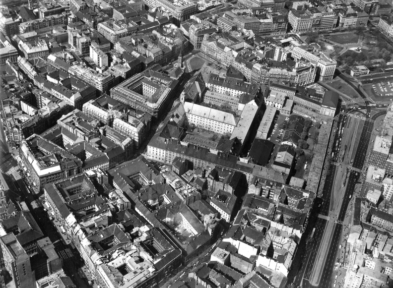 légifotó, Belváros, balra a Kossuth Lajos utca, jobbra a Károly (Tanács) körút és az Erzsébet (Engels) tér.
