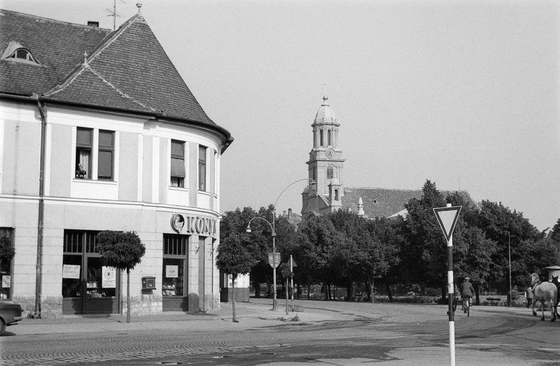 Kossuth Lajos utca - Fő tér sarok, szemben a Szent Anna templom.