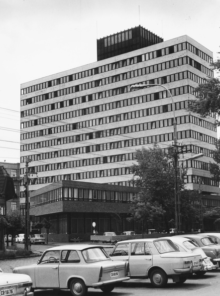 Váci út 77., az Egyesült Izzólámpa és Villamossági Rt. központi igazgatási épülete. Balra a Pintér József utca torkolata.