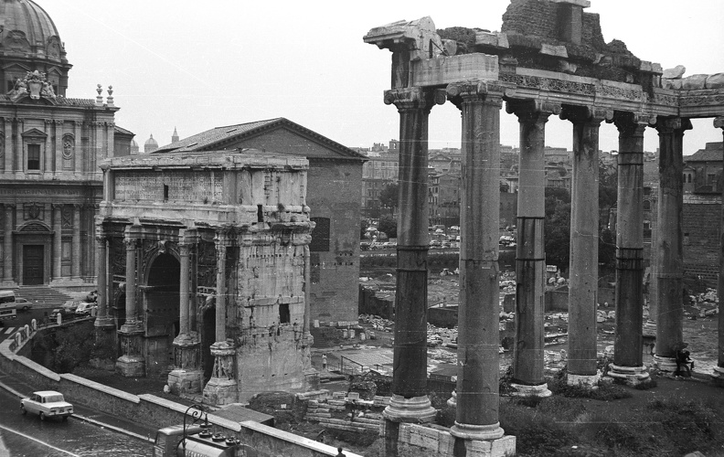 Forum Romanum, jobbra Saturnus temploma, középen Septimus Severus diadalíve.
