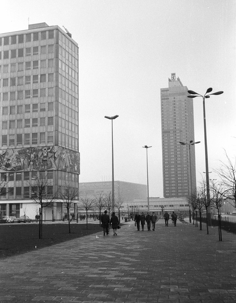 Kelet-Berlin, Karl Marx Allee az Alexanderplatz felé nézve. Balra a Haus des Lehrers, jobbra a Hotel Stadt Berlin.