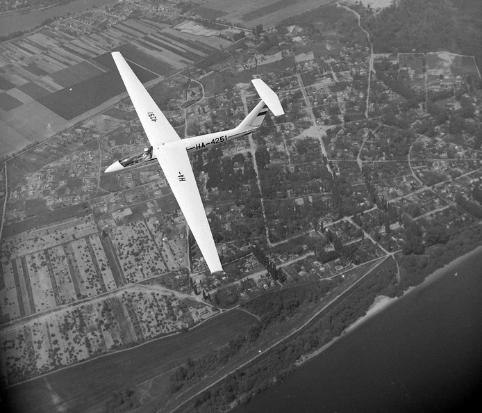 SZD-32 Foka-5 vitorlázó repülőgép. A háttérben Surány, a Szentendrei szigeten.