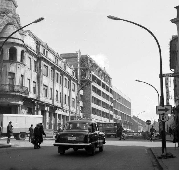 Fő utca, balra a Széchenyi tér sarkán álló Dorottya Hotel.
