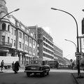 Fő utca, balra a Széchenyi tér sarkán álló Dorottya Hotel.