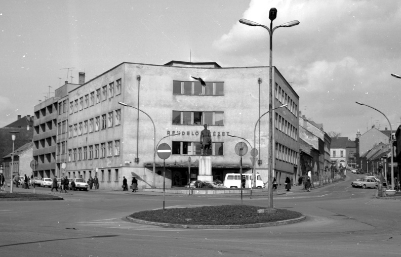 Petőfi tér, szemben a Rendelőintézet, balra a Telepi utca, jobbra az Irányi Dániel utca. Petőfi Sándor szobor (Ispánki József, 1954)