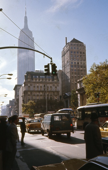 Ötödik sugárút a Nyugat 40. utca felé, jobbra New Yorki Közkönyvtár, a háttérben az Empire State Building.