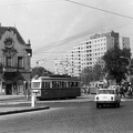 Flórián tér, szemben a Vörösvári út, balra a Föld utca torkolata.