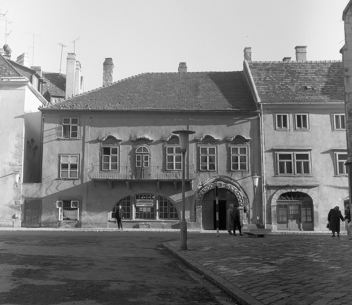 Fő tér 3., Gambrinus-ház, jobbra a Kolostor utca.