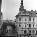 kilátás az Astoria szálló (ma a Kereskedelmi és Iparkamara épülete) teraszáról. Szemben a Radák utca (Strada Dacia), jobbra a Wesselényi Mikós utca (Strada Regele Ferdinand).