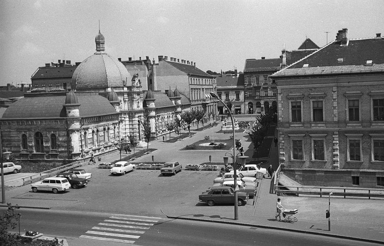 Erzsébet tér az Avasról nézve, háttérben a Széchenyi utcán a Korona szálló.